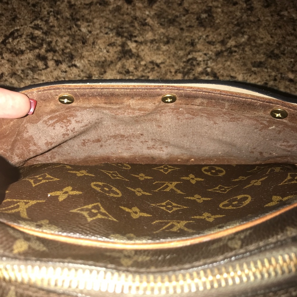 LV Clutch/Crossbody - Picture 7 of 8